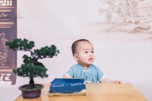 温县怀孕肚子中间凹两边凸