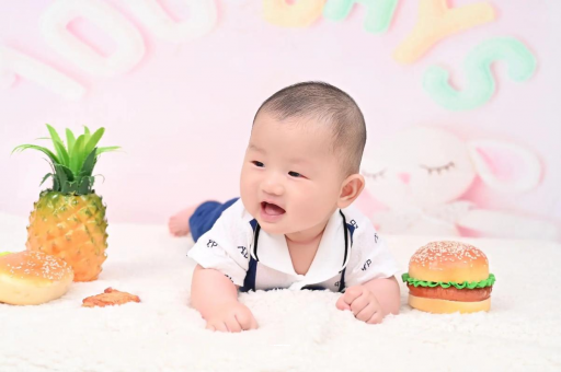 温县宝宝在妈妈肚子里